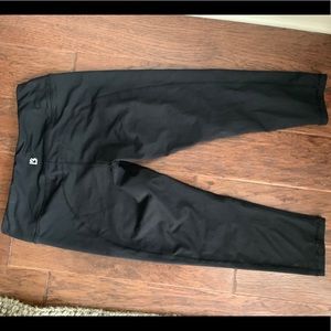 Buff Bunny Crop Leggings - Black - Size large